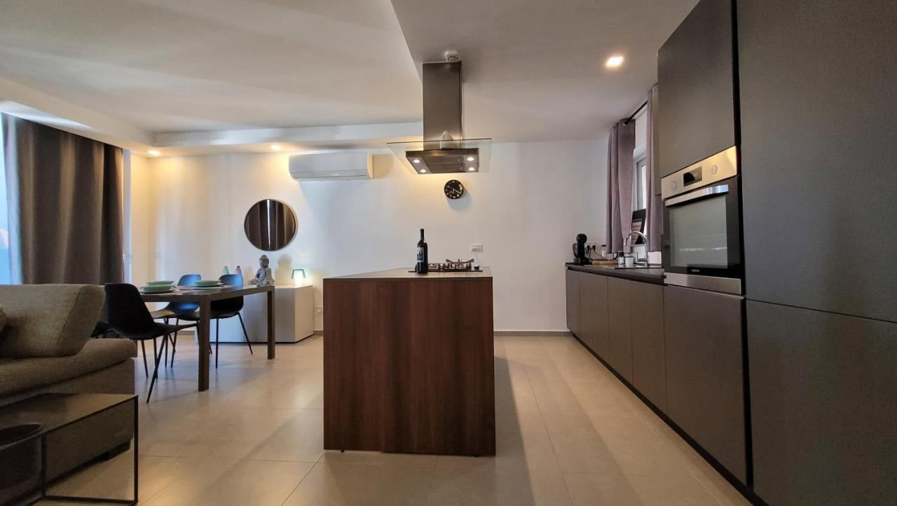 Apartmán Stylish - Modern - Large Terrace - 2 Bed - 200 M From Sea - Fully Air Con St. Paul's Bay Exteriér fotografie