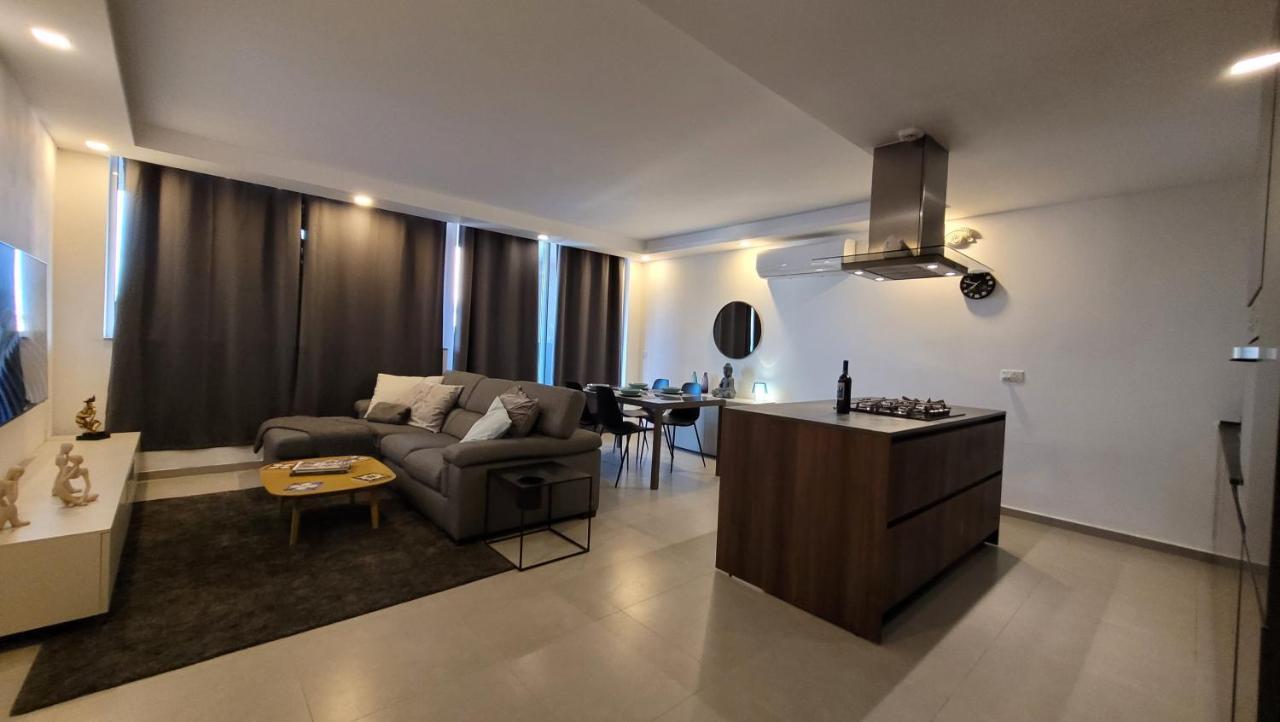 Apartmán Stylish - Modern - Large Terrace - 2 Bed - 200 M From Sea - Fully Air Con St. Paul's Bay Exteriér fotografie