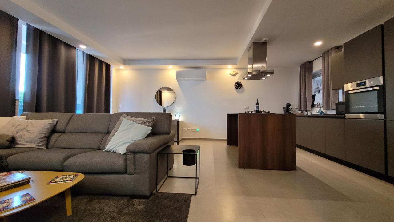 Apartmán Stylish - Modern - Large Terrace - 2 Bed - 200 M From Sea - Fully Air Con St. Paul's Bay Exteriér fotografie